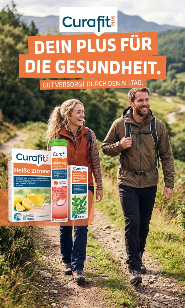Diese Grafik zeigt auf braunem Hintergrund links ein rundes Foto von zwei wandernden Personen in einer Berglandschaft. Oben links steht auf einem blauen Banner &bdquo;Neues Design, gleiche Qualit&auml;t&ldquo;. Rechts daneben ist das Logo &bdquo;Curafit plus&ldquo; zu sehen. Im Vordergrund sind drei Curafit-Getr&auml;nke abgebildet, darunter die Sorten Hei&szlig;e Zitrone, Multivitamin und Kr&auml;uter. Unten in der Mitte l&auml;dt ein Button mit der Aufschrift &bdquo;Jetzt Angebote entdecken&ldquo; zum Klicken ein.