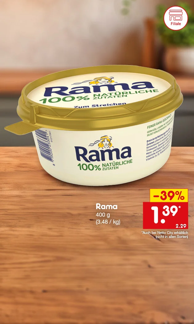 Diese Grafik zeigt auf einer Holzfl&auml;che einen Becher Rama &bdquo;einhundert Prozent nat&uuml;rliche Zutaten&ldquo; zum Streichen vor unscharfem K&uuml;chenhintergrund, oben steht in einem roten Banner &bdquo;Spar ganz nah&ldquo;, rechts stehen die Hinweise &bdquo;Rama&ldquo;, &bdquo;vierhundert Gramm&ldquo; und &bdquo;drei Euro achtundvierzig pro Kilogramm&ldquo;, daneben ein gelb-rotes Preisfeld mit &bdquo;minus neununddrei&szlig;ig Prozent&ldquo;, dem Preis &bdquo;ein Euro neununddrei&szlig;ig&ldquo; mit Sternchen und dem durchgestrichenen alten Preis &bdquo;zwei Euro neunundzwanzig&ldquo;. Der Sternchentext lautet: Auch bei Netto City erh&auml;ltlich, nicht in allen Sorten. Unten links ist ein Filial-Symbol zu sehen und unten l&auml;dt ein Button mit der Aufschrift &bdquo;Weitere Angebote entdecken&ldquo; zum Klicken ein.