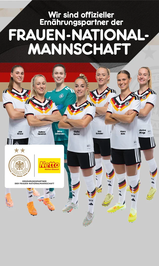 Grafik mit sieben Spielerinnen der deutschen Frauen-Nationalmannschaft in Trikots. Im Hintergrund das Logo des Deutschen Fu&szlig;ball-Bundes in Grau und dar&uuml;ber ein schwarzes Banner mit wei&szlig;er Schrift: &bdquo;Wir sind offizieller Ern&auml;hrungspartner der Frauen-Nationalmannschaft&ldquo;. Die Spielerinnen sind namentlich beschriftet: Jule Brand, Kathrin Hendrich, Svenja Huth, Giulia Gwinn, Lea Sch&uuml;ller, Klara B&uuml;hl, Jannina Minge. Unten links das Logo des Deutschen Fu&szlig;ball-Bundes mit zwei goldenen Sternen, daneben das Netto Marken-Discount Logo und darunter der Text: &bdquo;Ern&auml;hrungspartner der Frauen-Nationalmannschaft&ldquo;. Im Hintergrund verlaufen gro&szlig;e Streifen in Schwarz, Rot, Gold und Schwarz. Unten rechts ein gelber Button mit rotem Rand und roter Schrift: &bdquo;Hier mehr erfahren&ldquo;, der zum Klicken einl&auml;dt.