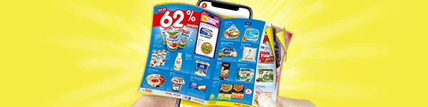 Zwei H&auml;nde halten ein Smartphone, auf dessen Display der Netto Wochenprospekt mit w&ouml;chentlichen Angeboten zu sehen ist. Im Prospekt steht oben links der Schriftzug: &bdquo;Bis zu zweiundsechzig Prozent sparen&ldquo;. Es sind zahlreiche Lebensmittel mit Namen, Preis- und Angebotsangaben abgebildet, darunter Gutes Land Frische Milch, Weihenstephan Joghurt, Kerrygold Butter, Danone Joghurt, Landliebe Margarine, Emmi Caff&egrave; Latte, G&uuml;mbel Lachs, Bauernhof R&uuml;hrei, Philadelphia Frischk&auml;se, Gr&uuml;nl&auml;nder K&auml;se und Hofgut Quark. Am unteren Rand des Bildschirms befindet sich ein roter Button mit der Aufschrift &bdquo;Zum digitalen Wochenprospekt&ldquo;, der zum Klicken einl&auml;dt.