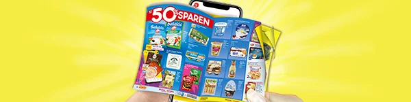 Gelbe Grafik mit Strahlenhintergrund: Zwei H&auml;nde halten ein Smartphone, dar&uuml;ber liegt wie ein Prospekt eine Netto-App-Angebotsseite. Oben links steht gro&szlig; &bdquo;f&uuml;nfzig Prozent sparen&ldquo;. Auf der Seite sind viele Lebensmittelangebote mit Produktbildern, Preisen und Rabatt-Hinweisen in mehreren Spalten zu sehen. Unten ist die Navigationsleiste der App mit Symbolen und dem markierten Bereich &bdquo;Coupons&ldquo; erkennbar. Unten mittig ein wei&szlig;er Button mit rotem Rand und roter Schrift: &bdquo;Zum digitalen Wochenprospekt&ldquo;, der zum Klicken einl&auml;dt.