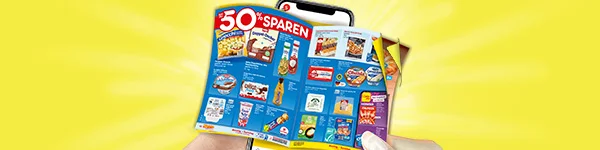 Gelber Hintergrund mit Strahlen. Eine Hand h&auml;lt ein Smartphone, davor ist ein aufgeklapptes blaues Netto-Wochenprospekt zu sehen. Oben steht gro&szlig; &bdquo;f&uuml;nfzig Prozent sparen&ldquo;. Auf den Angebotsseiten sind unter anderem diese erkennbaren Artikel abgebildet: eine Packung &bdquo;Gnocchi&ldquo;, ein &bdquo;Doppel-Decker&ldquo;, &bdquo;Choco fresh&ldquo;, &bdquo;Limburger&ldquo;, &bdquo;Obazda&ldquo;, &bdquo;Camembert&ldquo;, &bdquo;Italpizza&ldquo; (Salami-Pizza) sowie eine Packung &bdquo;Garnelen". Unten mittig ein wei&szlig;er Button mit roter Umrandung &bdquo;Zum digitalen Wochenprospekt&ldquo;, der zum Klicken einl&auml;dt.