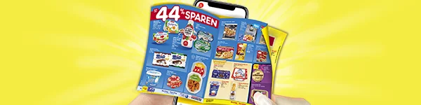 Gelber Hintergrund mit Strahlen. Eine Hand h&auml;lt ein Smartphone, davor ist ein aufgeklapptes blaues Netto-Wochenprospekt zu sehen. Oben steht gro&szlig; &bdquo;f&uuml;nfzig Prozent sparen&ldquo;. Auf den Angebotsseiten sind unter anderem diese erkennbaren Artikel abgebildet: eine Packung &bdquo;Gnocchi&ldquo;, ein &bdquo;Doppel-Decker&ldquo;, &bdquo;Choco fresh&ldquo;, &bdquo;Limburger&ldquo;, &bdquo;Obazda&ldquo;, &bdquo;Camembert&ldquo;, &bdquo;Italpizza&ldquo; (Salami-Pizza) sowie eine Packung &bdquo;Garnelen". Unten mittig ein wei&szlig;er Button mit roter Umrandung &bdquo;Zum digitalen Wochenprospekt&ldquo;, der zum Klicken einl&auml;dt.