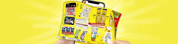 Diese Grafik zeigt auf gelbem Strahlenhintergrund zwei H&auml;nde, die ein Smartphone mit einem digitalen Netto-Prospekt und dahinter mehrere aufgef&auml;cherte Papier-Prospekte halten. Auf der ge&ouml;ffneten Prospektseite sind verschiedene Produkte zu sehen, darunter verpacktes Hackfleisch, K&auml;se, Katzenfutter, Snackriegel, Reinigungsprodukte, ein Honigprodukt sowie mehrere Sonnenpflegeprodukte mit Lichtschutzfaktor drei&szlig;ig und Lichtschutzfaktor f&uuml;nfzig. In der Mitte steht der Hinweis auf eine Preissenkung beim siebenfachen Preisj&auml;ger. Unten ist ein wei&szlig;er Button mit rotem Rahmen und roter Aufschrift &bdquo;Zum digitalen Wochenprospekt&ldquo; zu sehen, der deutlich zum Klicken einl&auml;dt.