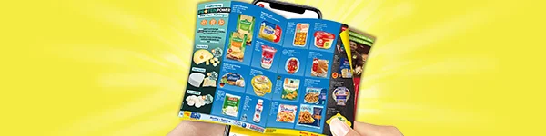 Diese Grafik zeigt auf gelbem Hintergrund mit strahlenf&ouml;rmigem Lichteffekt ein Smartphone in zwei H&auml;nden, auf dem ein ge&ouml;ffneter Netto-Prospekt dargestellt ist. Auf der linken Prospektseite steht &bdquo;Der Ort mit knackigen Preisen&ldquo; und es sind verschiedene Obst- und Gem&uuml;seartikel zu sehen, darunter Salat, Kartoffeln, Champignons, Zwiebeln, Orangen, Birnen, &Auml;pfel und Bananen. Auf der rechten Seite steht &bdquo;Den ganzen August sparen&ldquo; und es sind Paprika, Karotten, Trauben, Heidelbeeren, Tomaten sowie mehrere Blumen- und Pflanzenangebote abgebildet. Unten ist ein wei&szlig;er Button mit rotem Rahmen und roter Aufschrift &bdquo;Zum digitalen Wochenprospekt&ldquo; zu sehen, der deutlich zum Klicken einl&auml;dt.