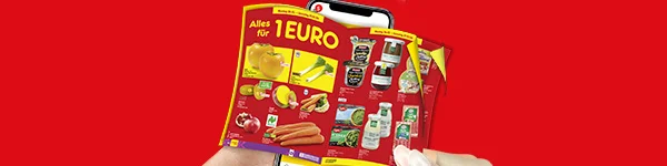 Diese Grafik zeigt auf rotem Hintergrund zwei H&auml;nde, die ein Smartphone mit einem digitalen Wochenprospekt halten. Auf dem Prospekt steht &bdquo;Alles f&uuml;r einen Euro&ldquo; und es sind verschiedene Lebensmittel abgebildet, darunter Paprika, Lauch, Zwiebeln, M&ouml;hren, Konserven, Marmelade, Salat und Milchprodukte. Unten l&auml;dt ein Button &bdquo;Zum digitalen Wochenprospekt&ldquo; zum Klicken ein.