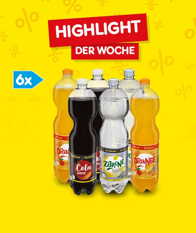 Diese Grafik zeigt auf gelbem Hintergrund mit hellen Prozentzeichen den Hinweis &bdquo;Highlight der Woche&ldquo;. Links steht ein blaues Feld mit &bdquo;sechs Mal&ldquo;. Darunter sind sechs StarDrink Getr&auml;nkeflaschen abgebildet, darunter Sorten wie Cola, Zitrone und Orange. Unten l&auml;dt ein Button mit der Aufschrift &bdquo;Weitere Highlight-Angebote entdecken&ldquo; zum Klicken ein.