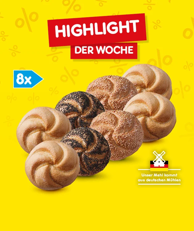 Diese Grafik zeigt auf gelbem Hintergrund mit dezenten Prozentzeichen den roten Hinweis &bdquo;Highlight der Woche&ldquo;, links einen blauen Pfeil mit &bdquo;achtmal&ldquo; sowie in der Mitte eine Auswahl verschiedener Br&ouml;tchen und Mohngeb&auml;cke. Unten rechts ist ein M&uuml;hlen-Symbol mit dem Hinweis &bdquo;Unser Mehl kommt aus deutschen M&uuml;hlen.&ldquo; zu sehen. Ganz unten l&auml;dt ein Button mit der Aufschrift &bdquo;Weitere Highlight-Angebote entdecken&ldquo; zum Klicken ein.
