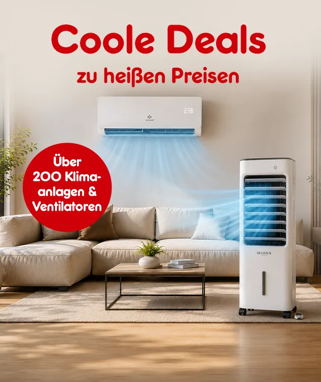 Wohnzimmer mit Sofa, Wand-Klimaanlage und mobilem Luftk&uuml;hler; Werbegrafik mit dem Text &bdquo;Coole Deals zu hei&szlig;en Preisen&ldquo; und &bdquo;&Uuml;ber 200 Klimaanlagen & Ventilatoren&ldquo;.