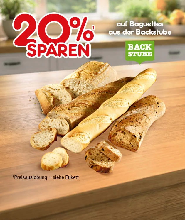 Diese Grafik zeigt Baguettes aus der Backstube auf einer Holzarbeitsplatte in K&uuml;chenumgebung. Zu sehen sind mehrere ganze und angeschnittene Baguettes und Brote. Lesbarer Text im Bild: &bdquo;20 % sparen auf Baguettes aus der Backstube&ldquo;. Zus&auml;tzlich ist das Logo &bdquo;Backstube&ldquo; und der Hinweis &bdquo;Preisauslobung &ndash; siehe Etikett&ldquo; zu sehen.