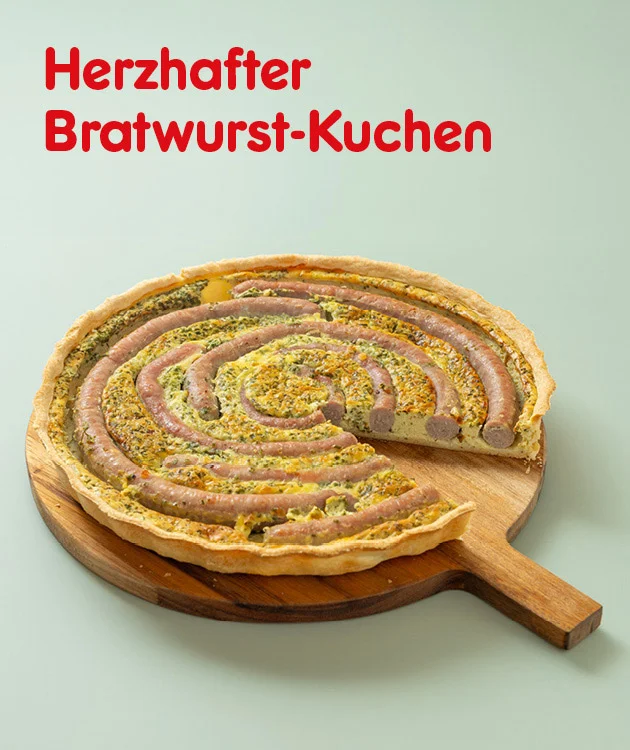 Diese Grafik zeigt einen hellgr&uuml;nen, einfarbigen Hintergrund. Oben links steht in roter Schrift &bdquo;Herzhafter Bratwurst-Kuchen&ldquo;. Darunter ist auf einem runden Holzbrett mit Griff ein runder Kuchen abgebildet, dessen Belag aus einer spiralf&ouml;rmig gelegten Bratwurst besteht; ein St&uuml;ck ist herausgeschnitten. Ganz unten mittig befindet sich ein wei&szlig;er Button mit roter Umrandung und roter Schrift &bdquo;Hier Rezept entdecken&ldquo;, der zum Klicken einl&auml;dt.