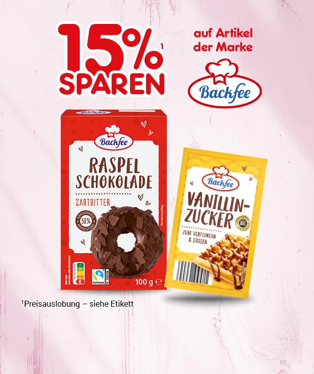 Diese Grafik zeigt einen hellen Hintergrund mit Produktabbildungen. Links oben steht &bdquo;f&uuml;nfzehn Prozent sparen&ldquo;, rechts daneben &bdquo;auf Artikel der Marke Backfee&ldquo; mit Backfee-Logo. Abgebildet sind &bdquo;Raspel Schokolade&ldquo; und &bdquo;Vanillin-Zucker&ldquo;. Unten steht klein &bdquo;Preisauslobung &ndash; siehe Etikett&ldquo;. Ganz unten ist ein Button &bdquo;Jetzt Sparangebote entdecken&ldquo;, der zum Klicken einl&auml;dt.