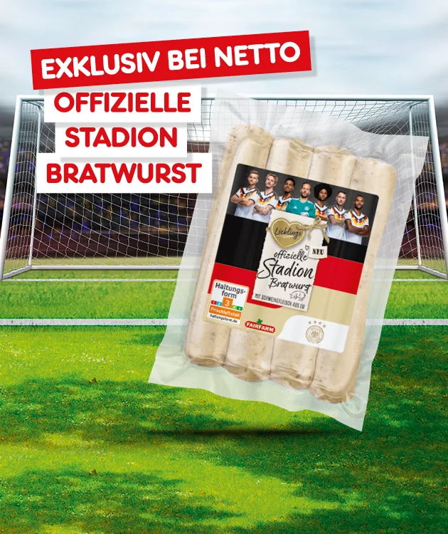 Diese Grafik zeigt &bdquo;Exklusiv bei Netto &ndash; Offizielle Stadion Bratwurst&ldquo; vor einem Fu&szlig;ballfeld-Hintergrund mit gr&uuml;nem Rasen, wei&szlig;en Linien und angedeuteter Stadion-Atmosph&auml;re sowie dem Button &bdquo;Weitere Sparangebote entdecken&ldquo;, der unten zum Klicken einl&auml;dt.