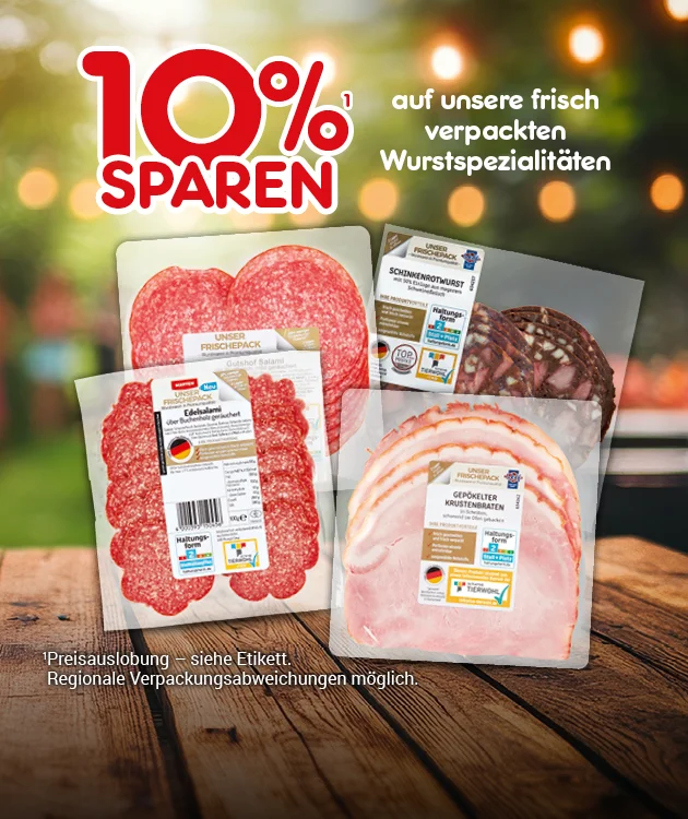 Diese Grafik zeigt auf einem Holztisch vor unscharfem Hintergrund mit warmen Lichtpunkten den Schriftzug &bdquo;zehn Prozent sparen&ldquo; sowie den Zusatz &bdquo;auf unsere frisch verpackten Wurstspezialit&auml;ten&ldquo;, daneben mehrere verpackte Wurstspezialit&auml;ten mit sichtbaren Etiketten. Unten steht der Hinweis &bdquo;Preisabbildung &ndash; siehe Etikett&ldquo;. Ganz unten befindet sich der Button &bdquo;Weitere Sparangebote entdecken&ldquo;, der zum Klicken einl&auml;dt.