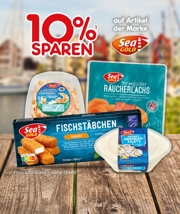 Zu sehen ist eine Werbegrafik mit maritim unscharfem Hintergrund und Holzfl&auml;che. Oben steht zehn Prozent sparen auf Artikel der Marke Sea Gold. Abgebildet sind mehrere Fischprodukte, darunter Fischst&auml;bchen, norwegischer R&auml;ucherlachs, Heringsfilets und weitere gek&uuml;hlte oder tiefgek&uuml;hlte Fischartikel. Unten steht der Hinweis Preisauslobung siehe Etikett sowie ein Button mit Jetzt Angebote entdecken.
