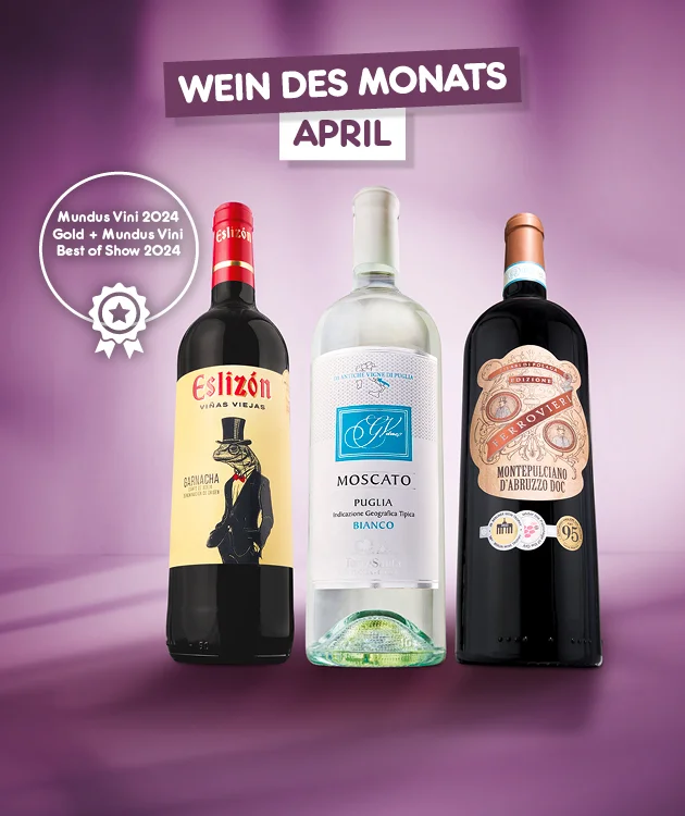 Lila Verlaufshintergrund mit der &Uuml;berschrift &bdquo;Wein des Monats April&ldquo;. Daneben drei Weinflaschen als Produktabbildung. Links im Bild ein runder Hinweis zur Auszeichnung: &bdquo;Mundus Vini zweitausendvierundzwanzig Gold und Mundus Vini Best of Show zweitausendvierundzwanzig&ldquo;. Unten ein wei&szlig;er Button mit rotem Rand &bdquo;Weitere Angebote entdecken&ldquo;, der zum Klicken einl&auml;dt.