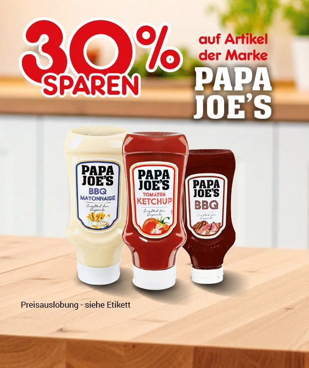Grafik mit hellem K&uuml;chenhintergrund und gro&szlig;er roter Schrift &bdquo;Drei&szlig;ig Prozent sparen&ldquo;. Rechts steht &bdquo;auf Artikel der Marke Papa Joe&rsquo;s&ldquo;. Im Vordergrund drei Flaschen Papa Joe&rsquo;s BBQ Mayonnaise, Tomaten Ketchup und BBQ Sauce. Unten steht &bdquo;Preisauslobung &ndash; siehe Etikett&ldquo;. Am unteren Rand befindet sich ein wei&szlig;er Button mit rotem Rand und der Aufschrift &bdquo;Weitere Sparangebote entdecken&ldquo;, der zum Klicken einl&auml;dt.
