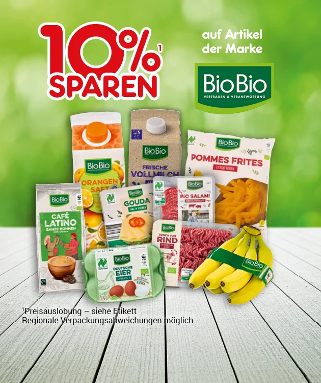 Gr&uuml;ner Hintergrund mit Holzplanken unten. Links gro&szlig;: &bdquo;zehn Prozent sparen&ldquo;. Rechts steht: &bdquo;auf Artikel der Marke&ldquo; mit dem BioBio-Logo. Abgebildet sind mehrere BioBio-Produkte, darunter Orangensaft, frische Vollmilch, Pommes frites, Caf&eacute;-Latino-Kaffee, Gouda, Bio-Salami, Rinderhackfleisch, deutsche Eier und ein Bund Bananen. Sternchentext: &bdquo;Preisauslobung &ndash; siehe Etikett&ldquo;. Unten ein Button &bdquo;Weitere Sparangebote entdecken&ldquo;, der zum Klicken einl&auml;dt.