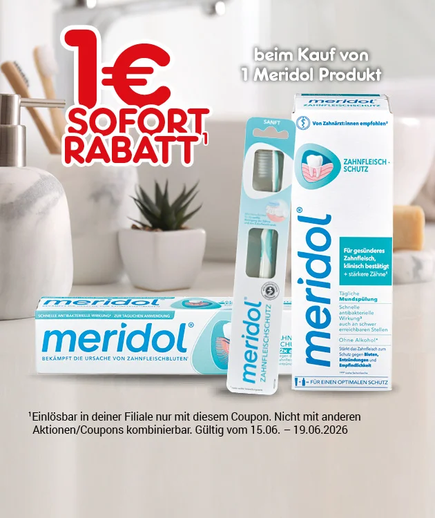 Diese Grafik zeigt auf hellem Hintergrund den Hinweis &bdquo;ein Euro Sofort Rabatt beim Kauf von einem Meridol Produkt&ldquo; sowie mehrere Produkte der Marke Meridol, darunter Zahnpasta, Mundsp&uuml;lung und Zahnb&uuml;rstenverpackungen. Unten steht der Sternchentext: &bdquo;Einl&ouml;sbar in deiner Filiale nur mit diesem Coupon. Nicht mit anderen Aktions-Coupons kombinierbar. G&uuml;ltig vom f&uuml;nfzehnten sechsten bis neunzehnten sechsten zweitausendsechsundzwanzig.&ldquo; Ganz unten befindet sich ein Button mit der Aufschrift &bdquo;Weitere Sparangebote entdecken&ldquo;, der zum Klicken einl&auml;dt.