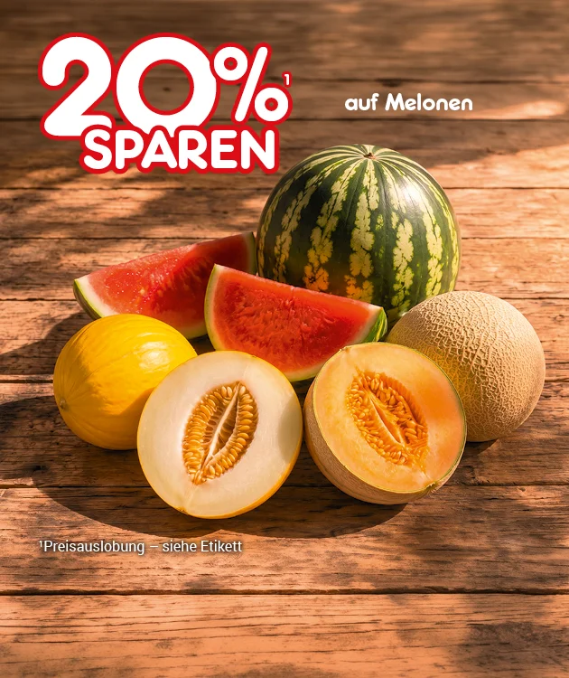 Diese Grafik zeigt auf einem rustikalen Holztisch vor Holz-Hintergrund den Schriftzug &bdquo;zwanzig Prozent sparen&ldquo; sowie den Zusatz &bdquo;auf Melonen&ldquo;, daneben verschiedene Melonen, darunter eine ganze und angeschnittene Wassermelone sowie helle und orangefleischige Zuckermelonen. Unten steht der Hinweis &bdquo;Preisabbildung &ndash; siehe Etikett&ldquo;. Ganz unten befindet sich der Button &bdquo;Weitere Sparangebote entdecken&ldquo;, der zum Klicken einl&auml;dt.