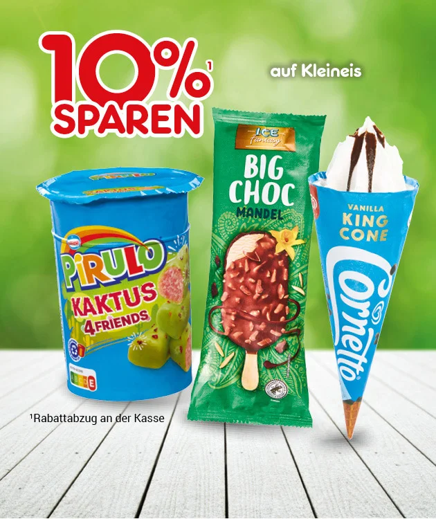 Hier sieht man eine sommerliche Werbegrafik mit gr&uuml;n-wei&szlig;em Hintergrund und Holzbodenoptik. Gro&szlig; steht dort zehn Prozent sparen auf Kleineis. Abgebildet sind drei Eissorten, darunter Pirulo Kaktus Friends, Big Choc Mandel und ein Vanille-Waffeleis. Unten steht der Button Weitere Sparangebote entdecken. Im Sternchentext steht Rabattabzug an der Kasse.