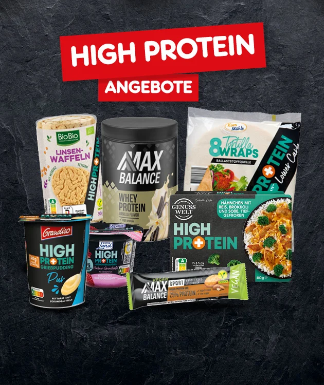 Diese Grafik zeigt auf dunkel strukturierter Hintergrundfl&auml;che die roten Schilder &bdquo;High Protein&ldquo; und &bdquo;Angebote&ldquo;. Darunter sind verschiedene High-Protein-Produkte zu sehen, darunter Linsenwaffeln, Proteinpulver, Wraps, Fertiggerichte, Desserts und Riegel. Ganz unten befindet sich ein wei&szlig;er Button mit roter Umrandung und roter Schrift &bdquo;Jetzt Angebote entdecken&ldquo;, der zum Klicken einl&auml;dt.