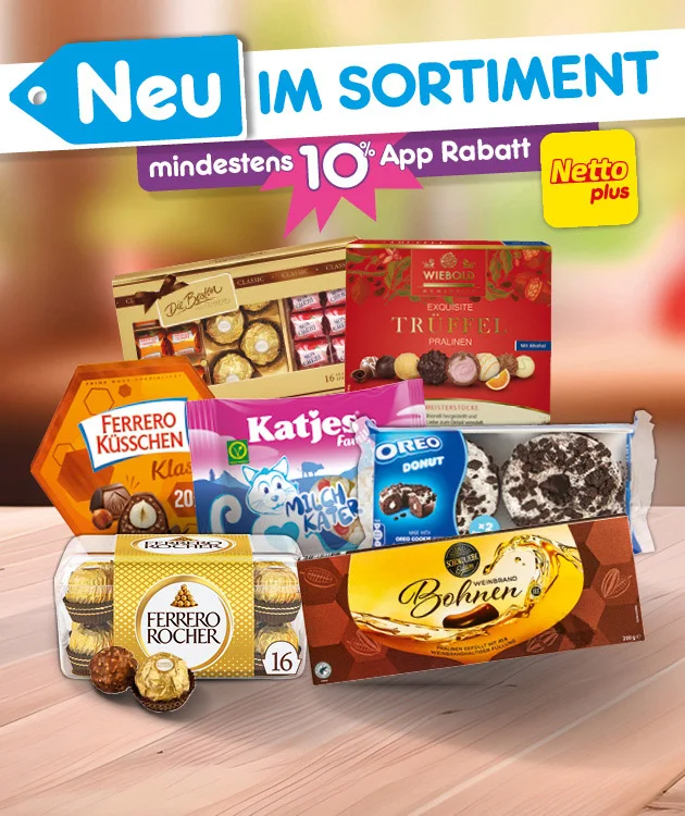 Diese Grafik zeigt auf einem weich verschwommenen Hintergrund oben ein blaues Banner mit &bdquo;Neu im Sortiment&ldquo; und darunter den Hinweis &bdquo;mindestens zehn Prozent App Rabatt&ldquo; neben dem Netto-plus-Logo. In der Mitte sind verschiedene S&uuml;&szlig;waren und Snacks auf einer Holzfl&auml;che gestapelt, darunter Ferrero K&uuml;sschen, Katjes, Oreo, Ferrero Rocher, Bohnen und weitere Pralinen- und Geb&auml;ckpackungen. Ganz unten befindet sich ein wei&szlig;er Button mit roter Umrandung und der Aufschrift &bdquo;Jetzt Angebote entdecken&ldquo;, der zum Klicken einl&auml;dt.