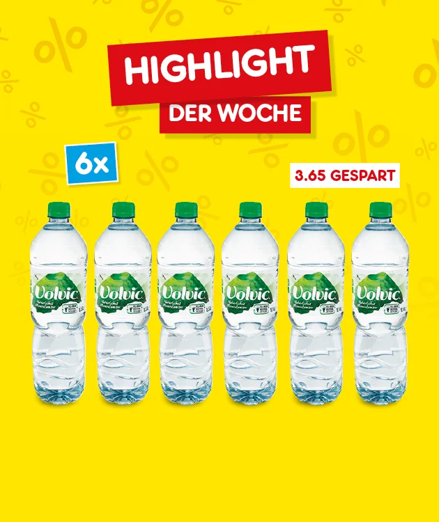 Gelbe Grafik mit Prozentzeichen im Hintergrund und dem Schriftzug &bdquo;Highlight der Woche&ldquo; in gro&szlig;en wei&szlig;en Buchstaben auf rotem Hintergrund. In der Mitte stehen sechs Flaschen Volvic Mineralwasser nebeneinander. Links oben befindet sich ein blaues Feld mit der Aufschrift &bdquo;sechs mal&ldquo;. Rechts oben im wei&szlig;en Kasten steht der Hinweis &bdquo;drei Euro f&uuml;nfundsechzig gespart&ldquo;. Am unteren Rand befindet sich ein wei&szlig;er Button mit rotem Rand und der Aufschrift &bdquo;Weitere Angebote entdecken&ldquo;, der zum Klicken einl&auml;dt.