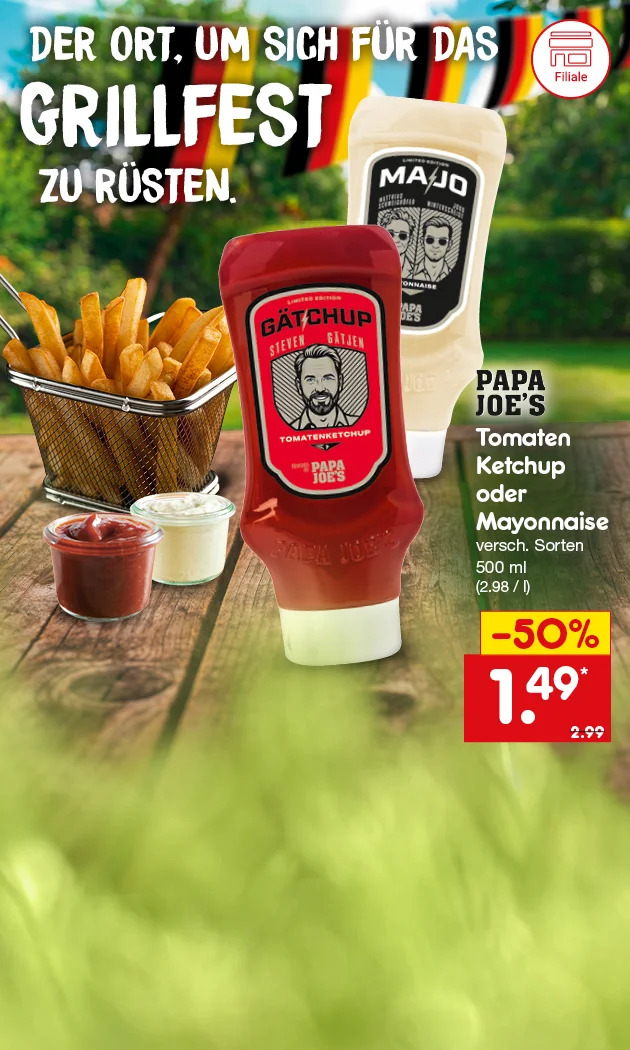 Diese Grafik zeigt eine Werbeanzeige zum Thema Grillfest. Links steht in gro&szlig;er wei&szlig;er Schrift der Slogan &bdquo;Der Ort, um sich f&uuml;r das Grillfest zu r&uuml;sten.&ldquo; Auf einem Holztisch sind Pommes in einem Metallkorb sowie zwei Dipschalen zu sehen. Im Mittelpunkt stehen eine Flasche &bdquo;Papa Joe&rsquo;s G&auml;tchup&ldquo; und eine Flasche &bdquo;Papa Joe&rsquo;s Majo&ldquo;. Rechts daneben steht der Angebotstext f&uuml;r &bdquo;Papa Joe&rsquo;s Tomaten Ketchup oder Mayonnaise, versch. Sorten, 500 ml&ldquo;. Ein rotes Preisschild zeigt den reduzierten Preis von 1,49 Euro statt 2,99 Euro bei 50 Prozent Ersparnis. Unten links ist ein Filiale-Symbol, unten rechts ein Button mit der Aufschrift &bdquo;Jetzt Angebote entdecken&ldquo;.