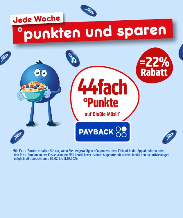 Diese Grafik zeigt auf hellblauem Hintergrund den Werbetext &bdquo;Jede Woche punkten und sparen&ldquo; in wei&szlig;en und roten Schriftfeldern. In der Mitte links steht ein blauer Pointee mit einer Sch&uuml;ssel M&uuml;sli, umgeben von schwebenden blauen Punkte-Symbolen. Rechts daneben steht in einem wei&szlig;en Kreis &bdquo;vierundvierzigfach Punkte auf BioBio M&uuml;sli&ldquo;, darunter das PAYBACK-Logo, und in einem roten Kreis &bdquo;gleich zweiundzwanzig Prozent Rabatt&ldquo;. Unten steht in kleiner Schrift: &bdquo;Die Extra-Punkte erhalten Sie nur, wenn Sie den jeweiligen eCoupon vor dem Einkauf in der App aktivieren oder den Print-Coupon an der Kasse scannen. W&ouml;chentlich wechselnde Angebote mit unterschiedlichen Incentivierungen m&ouml;glich. Aktionszeitraum: sechster Juli bis elfter Juli zweitausendsechsundzwanzig.&ldquo; Unten befindet sich ein Button mit der Aufschrift &bdquo;Hier mehr erfahren&ldquo;, der zum Klicken einl&auml;dt.