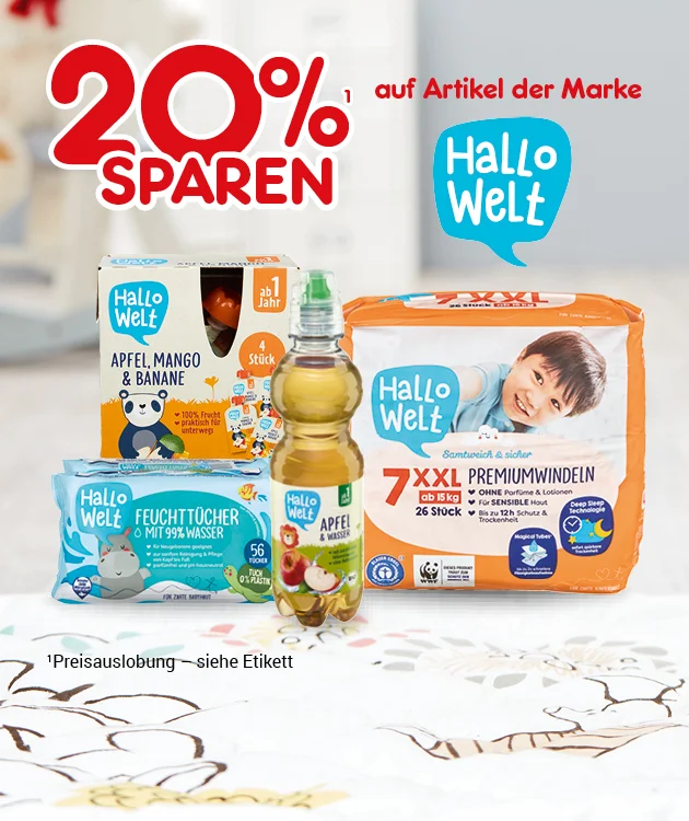 Verschiedene Produkte der Marke Hallo Welt stehen auf einem Tisch, darunter Feuchtt&uuml;cher, Apfel Mango Banane Quetschbeutel, Apfelsaft und eine Packung Premiumwindeln Gr&ouml;&szlig;e sieben XXL. Oben links steht in gro&szlig;en roten Buchstaben: &bdquo;Zwanzig Prozent sparen auf Artikel der Marke Hallo Welt&ldquo;. Unten links befindet sich ein kleiner Hinweis: &bdquo;Preisauslobung &ndash; siehe Etikett&ldquo;. Am unteren Rand ist ein wei&szlig;er Button mit rotem Rand und der Aufschrift &bdquo;Weitere Sparangebote entdecken&ldquo;, der zum Klicken einl&auml;dt.