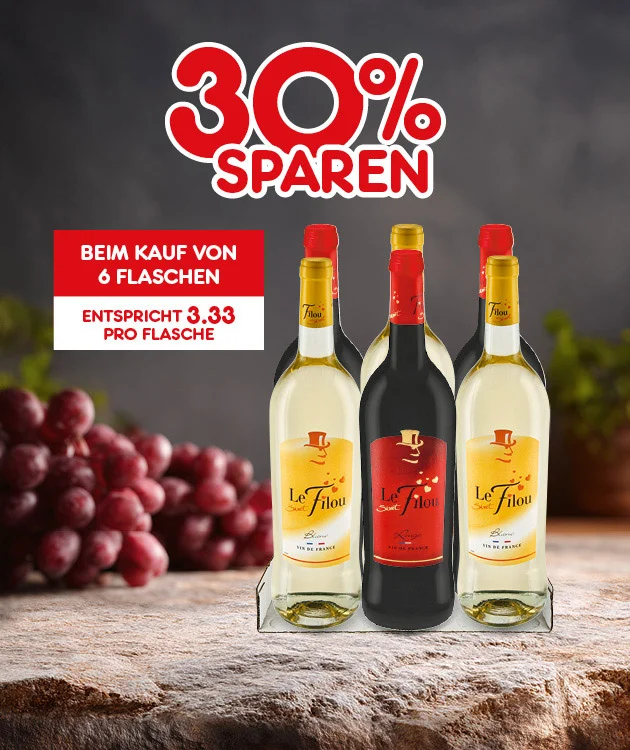 Dunkler Hintergrund &uuml;ber einer Steinplatte, links liegen rote Trauben. Oben steht &bdquo;drei&szlig;ig Prozent sparen&ldquo;. Links ein Kasten mit Text: &bdquo;Beim Kauf von sechs Flaschen&ldquo; und &bdquo;entspricht drei Euro dreiunddrei&szlig;ig Cent pro Flasche&ldquo;. In der Mitte stehen drei Weinflaschen &bdquo;Le Filou&ldquo; in einem Tr&auml;ger: zwei Wei&szlig;weinflaschen au&szlig;en und eine Rotweinflasche in der Mitte. Unten mittig ein wei&szlig;er Button mit rotem Rand und roter Schrift: &bdquo;Weitere Sparangebote entdecken&ldquo;, der zum Klicken einl&auml;dt.