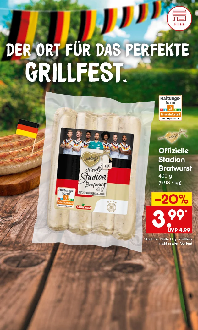 Diese Grafik zeigt eine sommerliche Szene mit schwarz-rot-goldenen Wimpeln, vier Bratw&uuml;rsten auf einem Holzbrett mit kleiner Deutschlandflagge und einer verpackten &bdquo;Lieblings offiziellen Stadion Bratwurst&ldquo;. Oben steht &bdquo;Der Ort f&uuml;r das perfekte Grillfest.&ldquo; Rechts sind das Siegel &bdquo;Haltungsform&ldquo; mit den Stufen eins bis f&uuml;nf, markiert auf Stufe drei &bdquo;Frischluftstall&ldquo;, ein Herz mit &bdquo;Lieblings&ldquo;, der Text &bdquo;Offizielle Stadion Bratwurst, vierhundert Gramm, neun Euro achtundneunzig pro Kilogramm&ldquo; sowie ein rotes Preisschild mit &bdquo;minus zwanzig Prozent&ldquo;, &bdquo;drei Euro neunundneunzig&ldquo; und &bdquo;UVP vier Euro neunundneunzig&ldquo; zu sehen. Unten links ist ein Filiale-Symbol, und unten l&auml;dt der Button &bdquo;Jetzt Angebote entdecken&ldquo; zum Klicken ein.