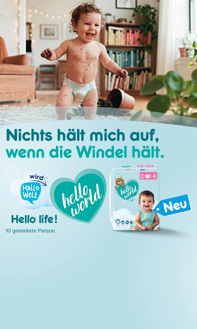 Zu sehen ist eine helle Werbegrafik f&uuml;r Babywindeln. Links auf hellblauem Hintergrund steht der Spruch Nichts h&auml;lt mich auf, wenn die Windel h&auml;lt. Darunter sind eine Windelpackung mit der Aufschrift hello world, ein blaues Neu-Schild und eine Sprechblase mit wird hallo Welt gezeigt. Rechts sieht man ein lachendes Kleinkind in Windel, das mit schlammigen H&auml;nden durch ein Wohnzimmer l&auml;uft. Auf dem Boden liegen Erde, Bl&auml;tter und ein umgekippfter Blumentopf. Unten stehen hello life und ein Button mit Jetzt Angebote entdecken.